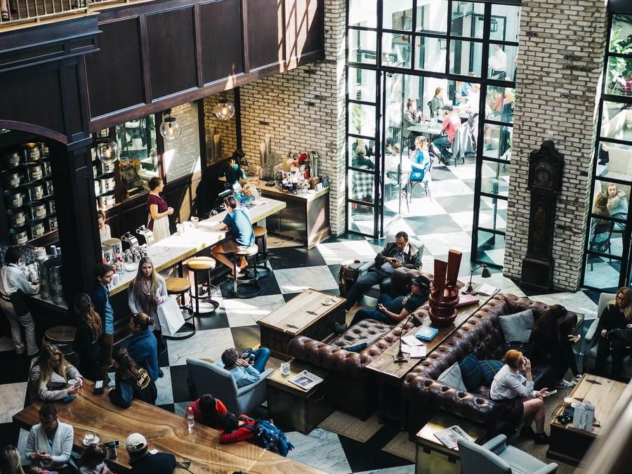 coffee shop with an abundance of people